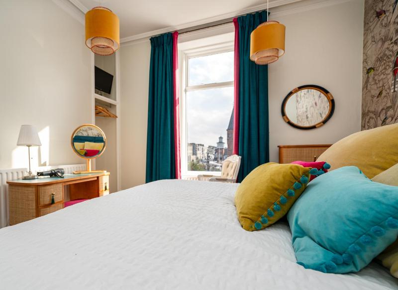 Deluxe Double or Twin Room image 2