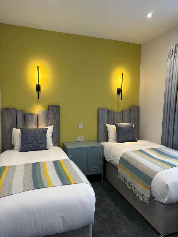 Twin Room image 4