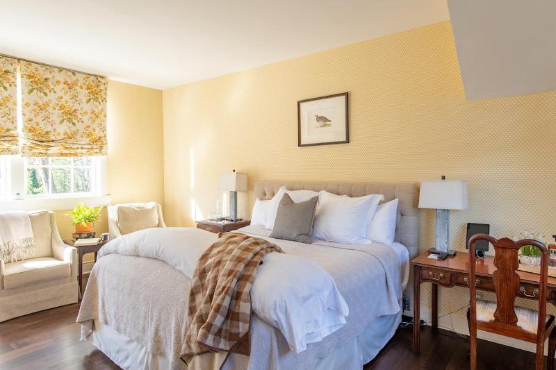 Deluxe Queen Room image 3