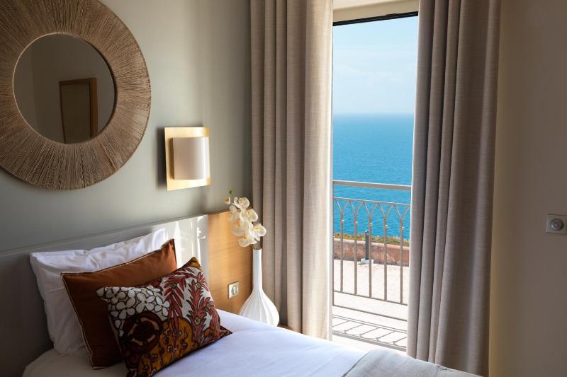 Superior Double Room with Balcony and Sea View image 3