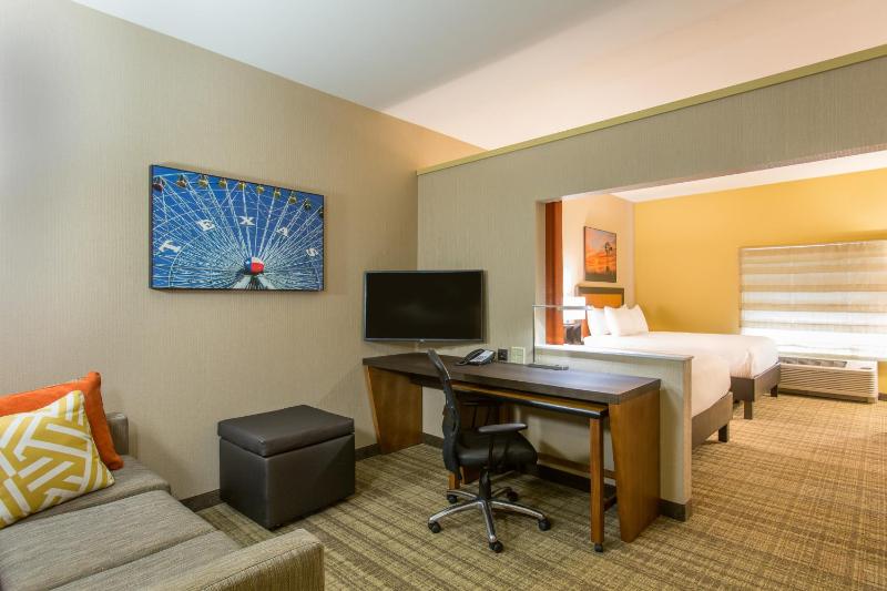 One-Bedroom Suite image 3