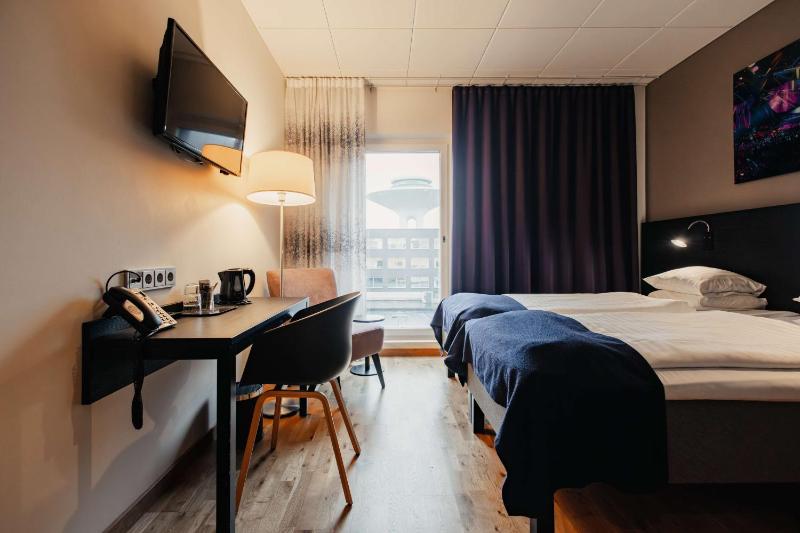 Basic Double or Twin Room image 4