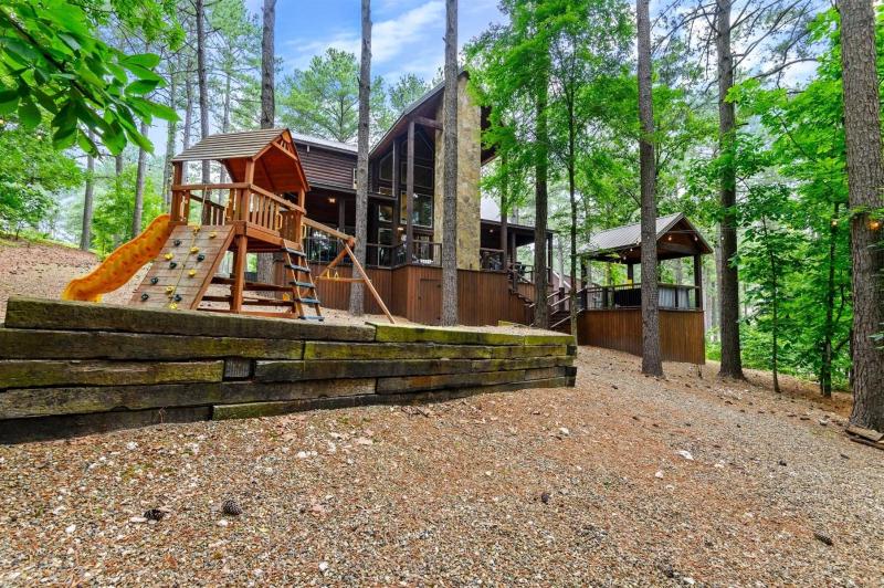 Four-Bedroom Holiday Home image 2