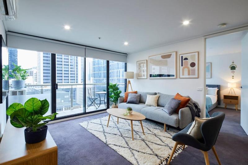Melbourne CBD Apartment City Views Pool & Parking - image 1