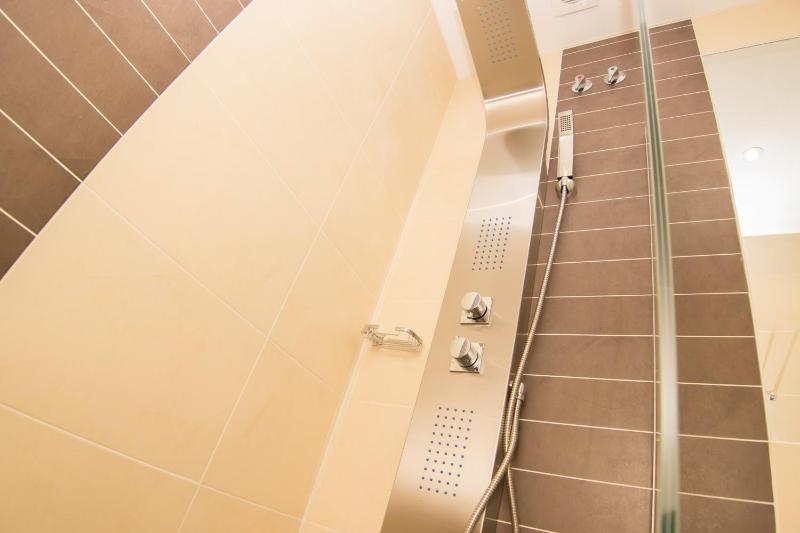 Standard Double Room with City View image 4