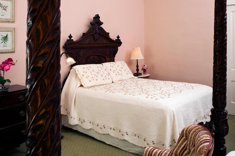 Queen Room- Alice Room image 2
