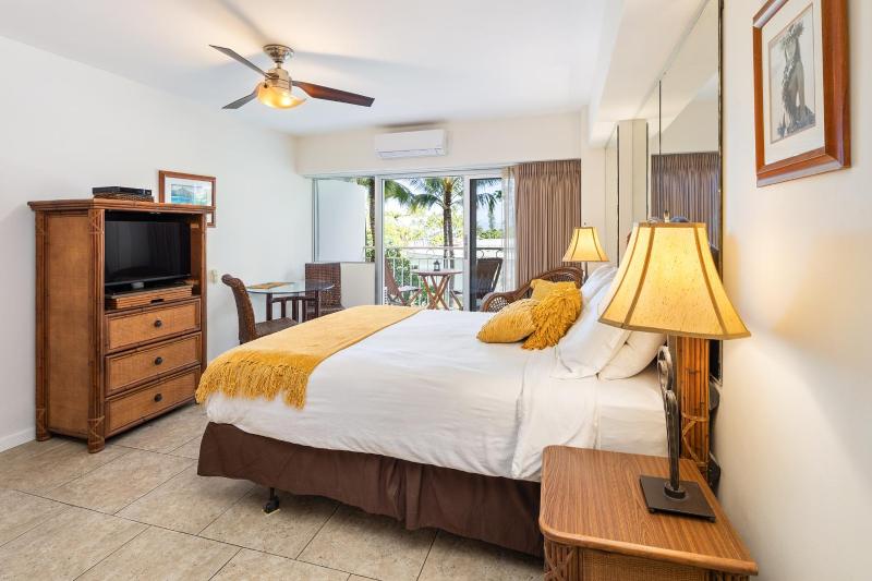 Waikiki Shore Beachfront - image 7