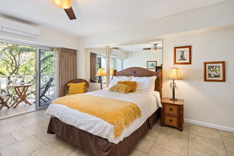 Waikiki Shore Beachfront - image 2