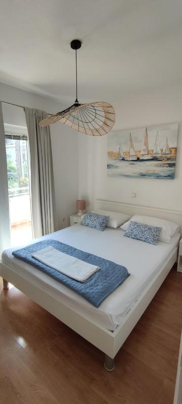 One-Bedroom Apartment with Balcony and Sea View image 1