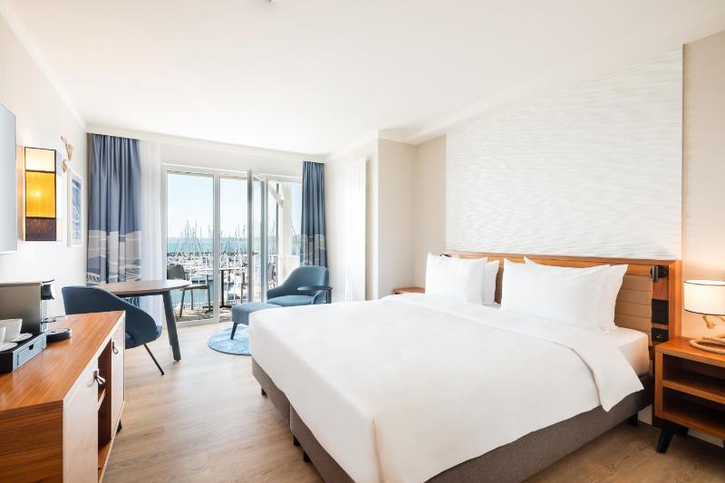 Deluxe King Room with Sea View image 1