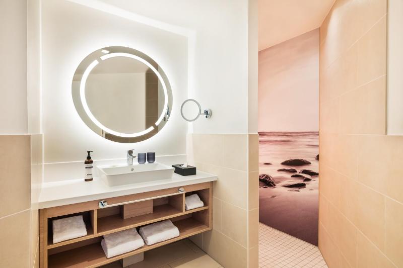 Deluxe King Room with Sea View image 4