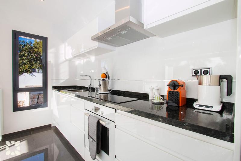 Villa Mirlo Blanco by Abahana Villas - image 24