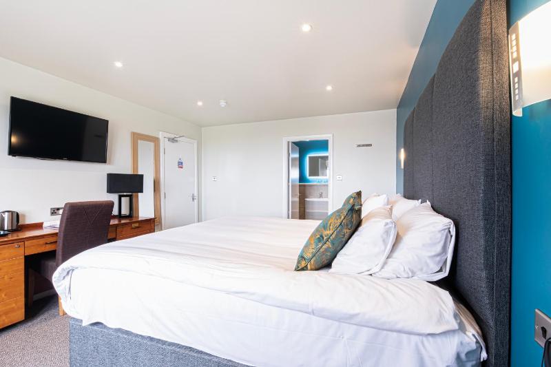 Superior King Room image 3