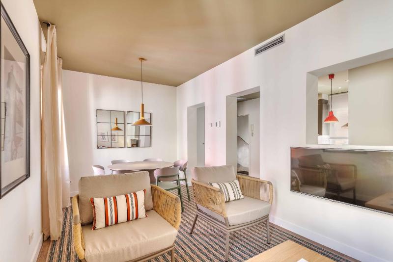 Three-Bedroom Apartment IV image 1