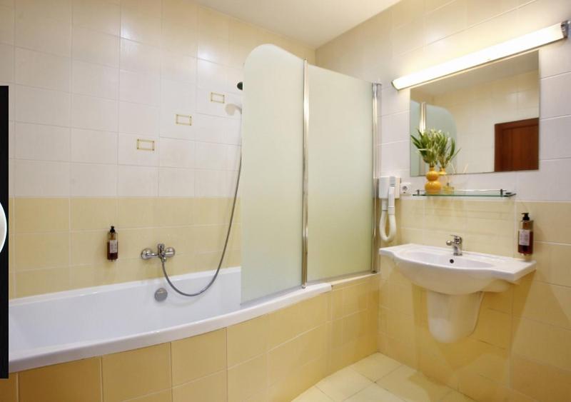 Apartment with Terrace and free access to the pool image 3