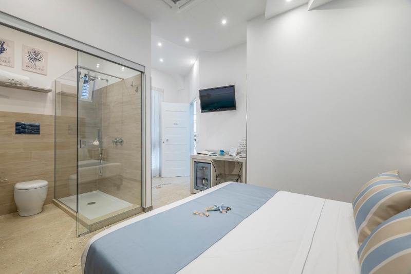 Standard Double Room image 4