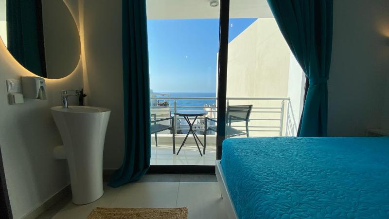 Spa Suite with Jacuzzi and Sea View image 3
