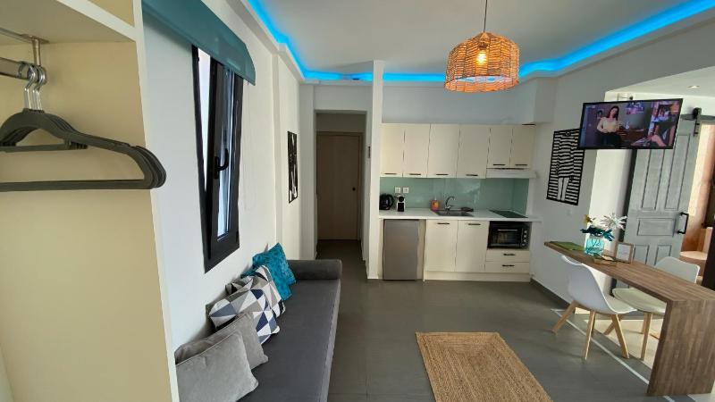 Spa Suite with Jacuzzi and Sea View image 2