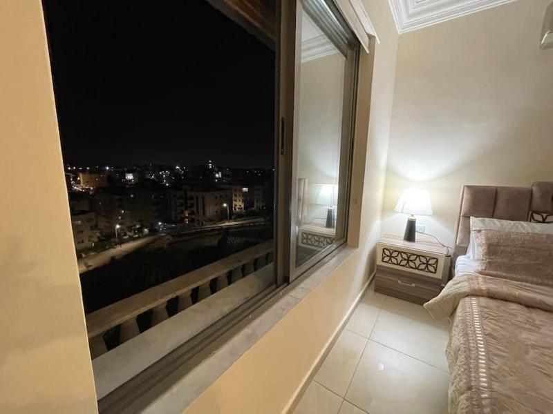 Sunset Balcony Retreat - Spacious and Comfortable 2 Bedrooms 2 Bathrooms - image 2