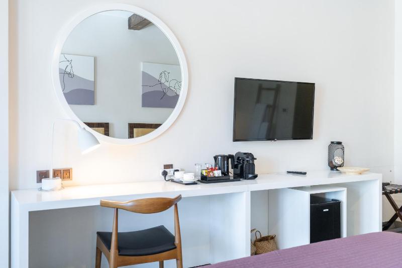 Deluxe Double Room with Balcony image 2