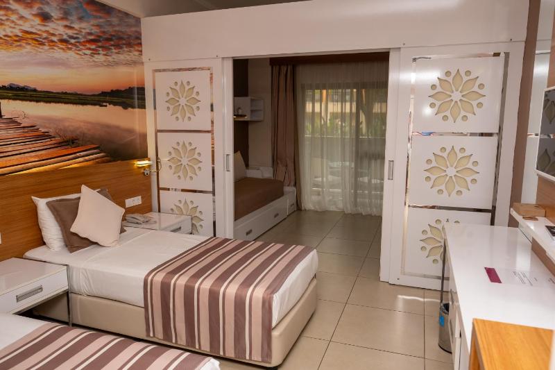 Standard Double Room image 4