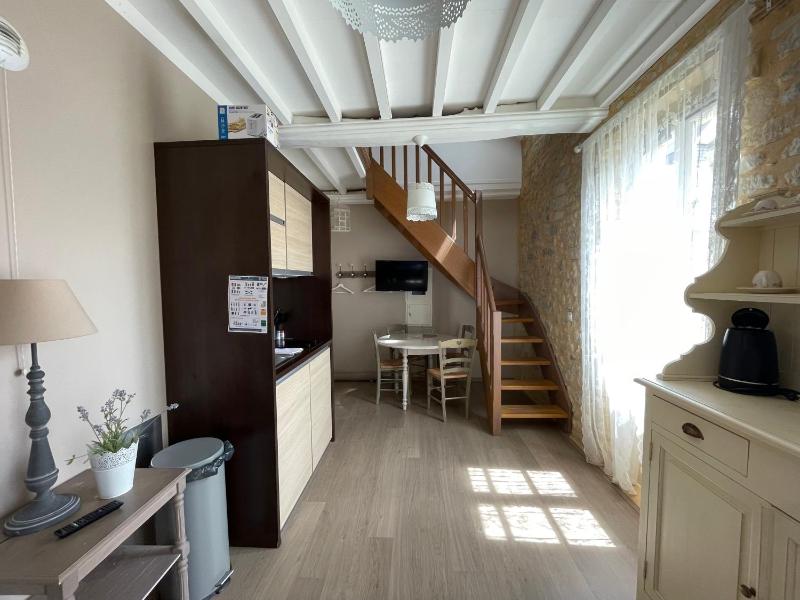 Duplex 1er étage résidence "Charme" centre Bayeux jardin aménagé commun proche des plages du débarquement parking gratuit à proximité Images