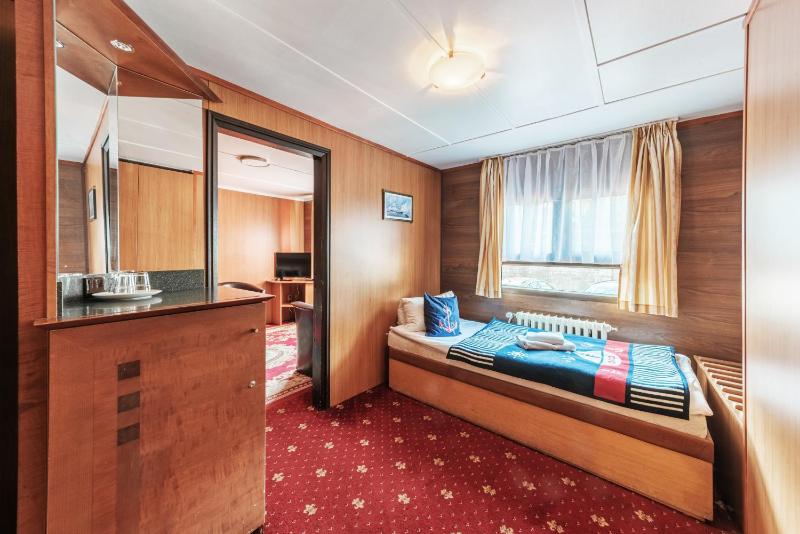 Classic Quadruple Room image 1