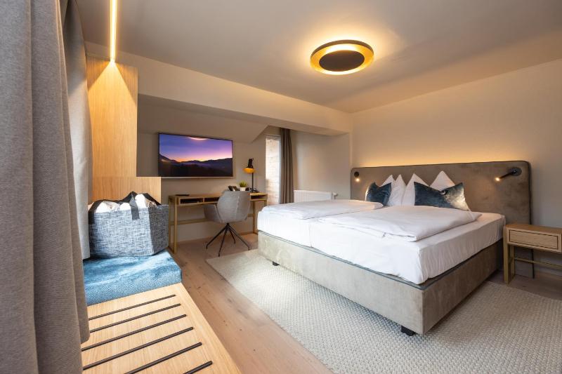 Superior Double Room with Balcony image 3