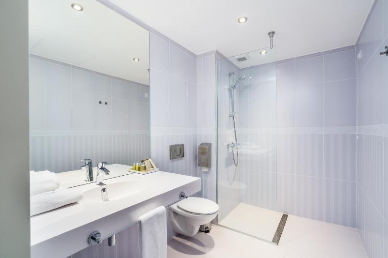 Deluxe Double or Twin Room image 4