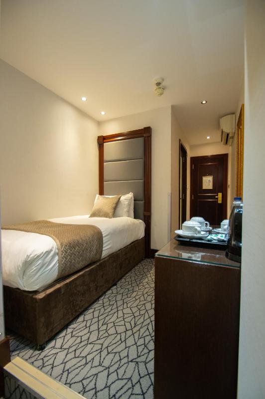 Standard Triple Room image 4