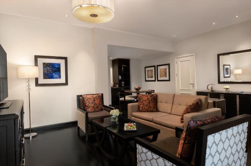Family Suites With Free Shuttle Bus to Public Beach image 1
