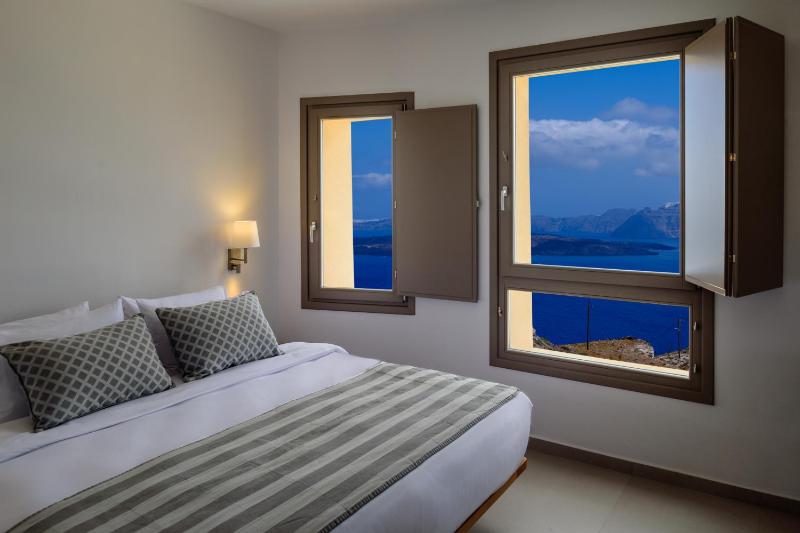 Senior Suite with Heated Jacuzzi and Caldera View image 1