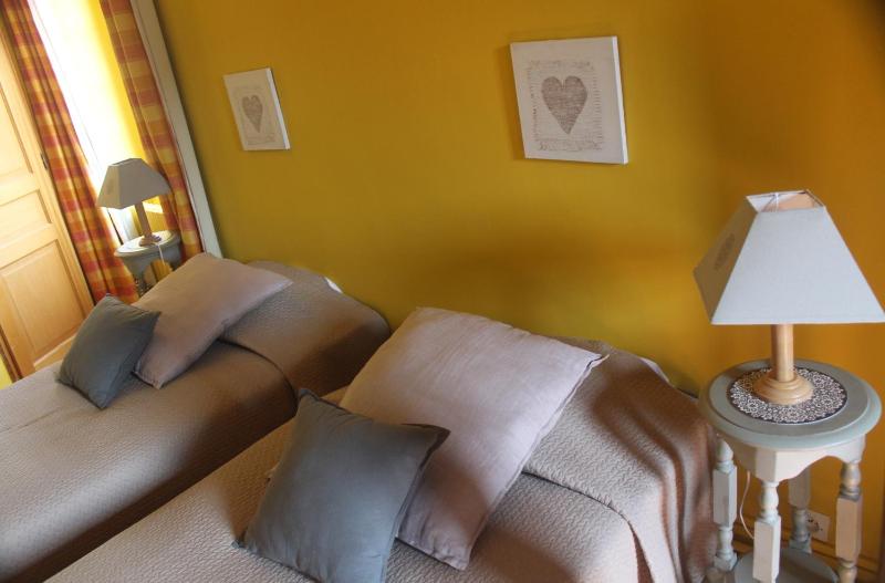 Twin Room image 4