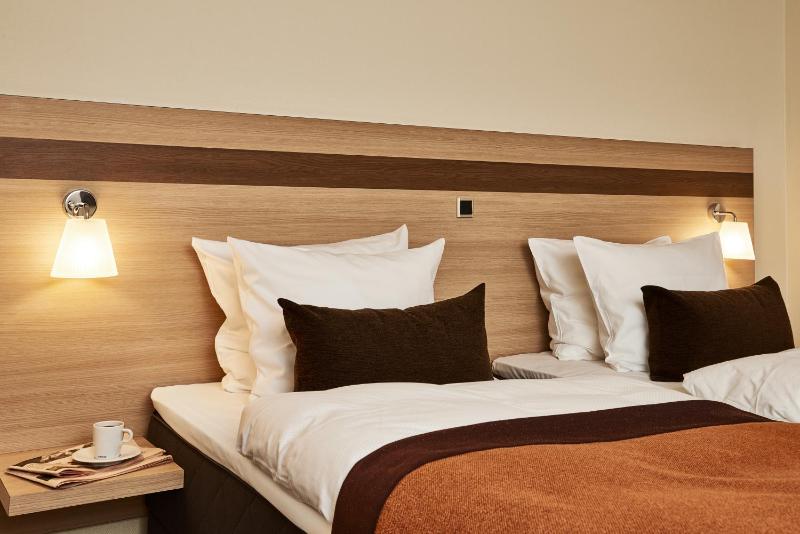 Standard Twin Room image 4