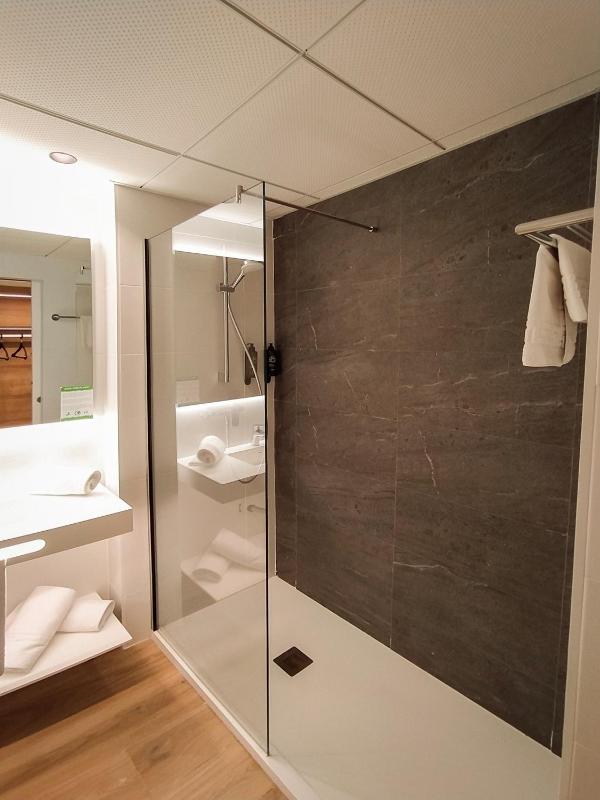 Double or Twin Room image 4