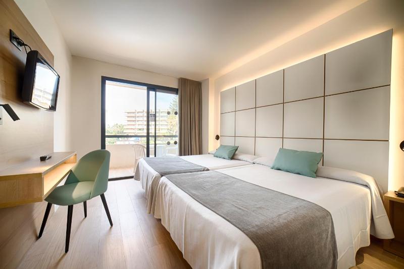 Deluxe Double Room image 3