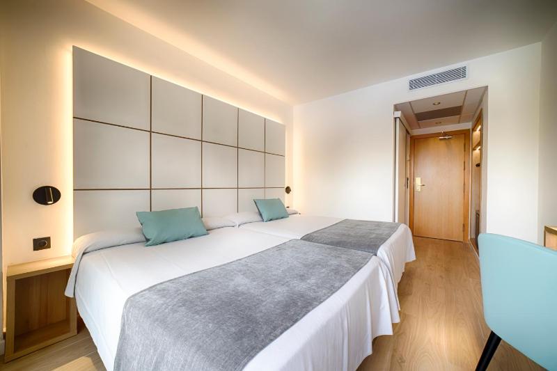 Deluxe Double Room image 2