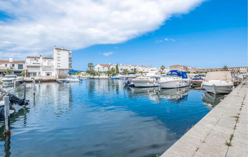 1 Bedroom Nice Apartment In Empuriabrava - image 10