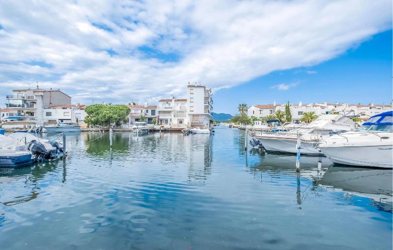 1 Bedroom Nice Apartment In Empuriabrava - image 14