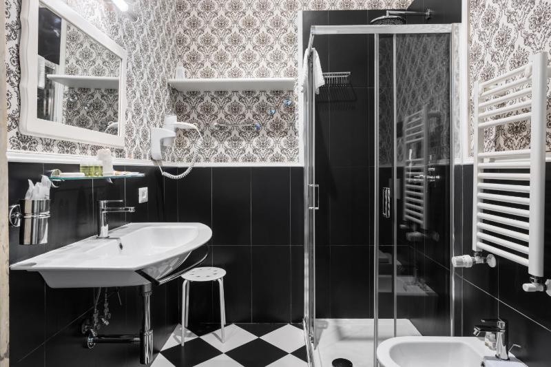 Standard Double Room image 4