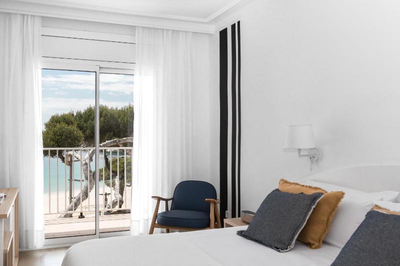 Double or Twin Room with Sea View image 3