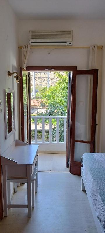 Economy Quadruple Room with Shared Bathroom image 3