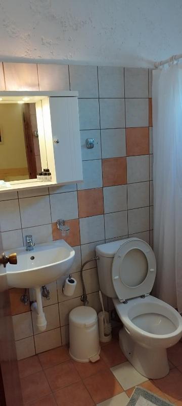 Economy Quadruple Room with Shared Bathroom image 2