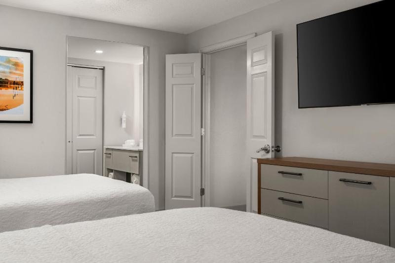 One-Bedroom Suite with Two Double Beds - Non-Smoking image 4