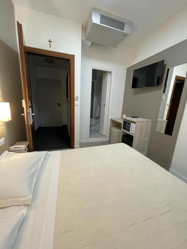 Economy Twin Room image 3