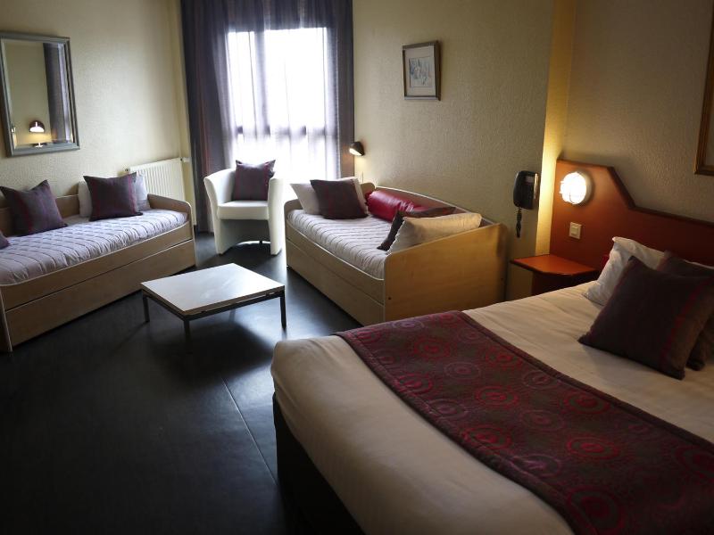 Quadruple Room with One Double Bed and Two Single Beds image 4