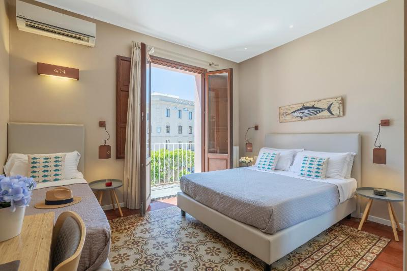 Triple Room with Balcony image 1