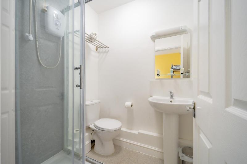Small Double Room image 4