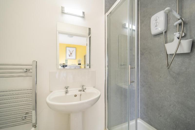 Single Room with Shower image 4