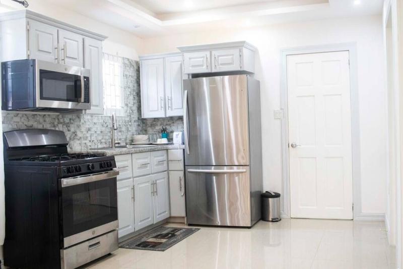 Modern 2 Bedroom in Georgetown - image 4